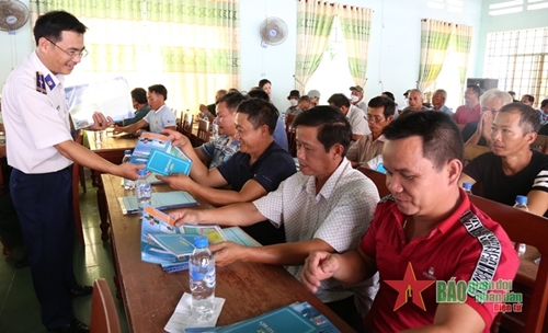 Vùng Cảnh sát biển 2 tăng cường phối hợp tuyên truyền ngư dân Quảng Ngãi không khai thác thủy sản bất hợp pháp